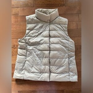 Uniqlo Ultra Light Down Vest in Grey Womens L